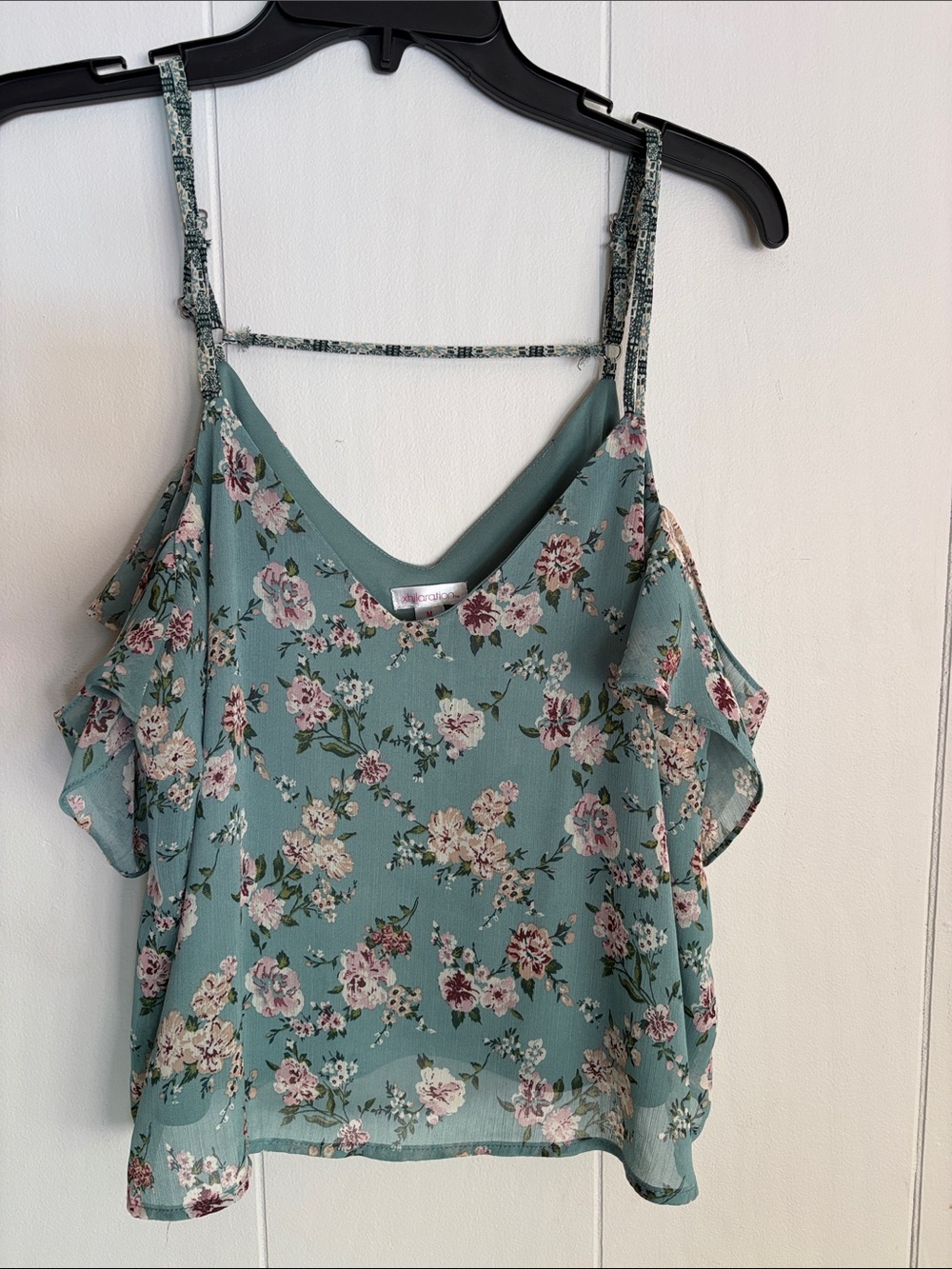 🪷Xhilaration Floral Ruffle Cold-Shoulder V-Neck Spaghetti Strap Crop Top, M